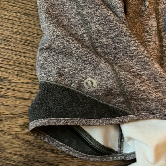 Lululemon hotty hot shorts 2.5 inch size 8 - Tag is missing - Picture 3 of 3